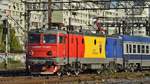 E-Lok 91-63-0-410431-7 der CFR Calatori in Festtagskleid mit Interregio nach Suceeava am 13.10.2018 bei der Ausfahrt aus dem Nordbahnhof Bukarest.