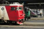 Bahnhof von Bukarest mit Zuglok 41-0359-4 im Vordergrund am 20.11.2015. Dahinter eine ex SNCF in grün, und 2 Triebwagenzüge.