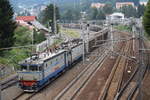 E-Lok 91-53-0-40-0874-0 mit einer zweiten E-Lok der Baureihe 40 und Gterzug am 14.08.2017 in Bahnhof Busteni.