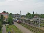 E-Lok 91-53-0-40-0912-8 mit zweiteiliger Doppelstockwagengarnitur nach Suceava am 13.05.2017 in Bahnhof Roman.