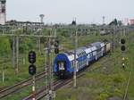 E-Lok 91-53-0-40-0912-8 mit zweiteiliger Doppelstockwagengarnitur fährt am 13.05.2017 Bahnhof Roman nach Suceava ab.