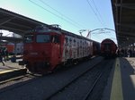 E-Lok 41-0148-1 in rumänisch traditionellem Kleid im Bukarester Nordbahnhof am 09.10.2016.