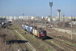 E-Lok 41-0121-8 mit Doppelstockwagengarnitur in Bahnhof Bucuresti Obor am 26.02.2017.