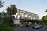 Die Eisenbahnbrücke über der Nationalstraße 1 wird am 21.08.2016 von dieser einsamen E-Lok, wahrscheinlich Baureihe 40 oder 41 überquert.