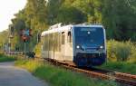 DKB Triebwagen am Bahn�bergang Hocksteinerweg in Wickrath am 28.5.2010  ...