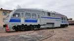 Bahndienstfahrzeug zur Streckeinstandhaltung, AC-01, Nr. 18370668, im Russischen Eisenbahnmuseum in St. Petersburg, 4.11.2017

Mit diesem Fahrzeug können auch größere Reparaturteams (bis zu 48 Personen) zu einer Baustelle gebracht werden. Es ist ebenso für Streckeninspektionen vorgesehen.