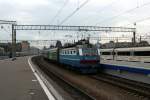 Am Nachmittag des 28.07.2012 verlsst ЧС2K-623 mit dem D 18 nach Perm 2 den Bahnhof Moskva Jaroslavskaja.
