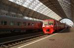 Mein Zug (ЗД4М-0255) zum Flughafen Vnukovo auf dem Kiewer Bahnhof in Moskau.