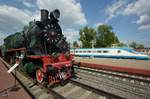 Vergangenheit und Gegenwart der Eisenbahngeschichte - die Dampflokomotive Су 214-10 und der leider nicht in Dienst gestellte Triebzug ЭС250 im Eisenbahnmuseum von Moskau Anfang