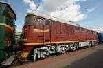 Die Diesellokomotive ТЭП60-1200, ausgestellt im Eisenbahnmuseum am Rigaer Bahnhof von Moskau (Mai 2016)