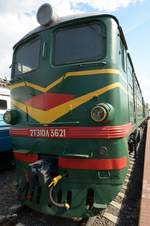 Die Diesellokomotive 2ТЭ10Л-3621 Mai 2016 im Eisenbahnmuseum am Rigaer Bahnhof von Moskau.