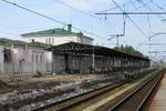 Bauarbeiten am Bahnsteig für Gleis 2 im Bahnhof Царское Село (Zarskoje Selo), bei St. Petersburg, 19.8.17
Die Züge Richtung St. Petersburg halten daher an einem provisorischen Bahnsteig auf Gleis 3.