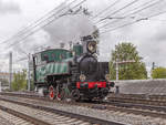 Die älteste russische betriebsfertige Dampflokomotive Ь-2012 läuft auf dem Testring in Schtscherbinka während der Probe der Lokparade am 31.