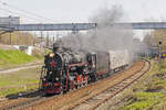 Die Dampflokomotive Л-2057 mit einem Touristenzug bei Ausfahrt aus  den Bahnhof Moskau-Rizhskaya in der Richtung des Bahnhofs Podmoskownaya am 30.