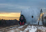 Die Dampflokomotive Л-5248  fährt mit Nahverkehrszug Ostaschkow - Bologoje kurz von Bahnhof Ostaschkow am 8. Dezember 2018.
