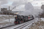 Die Dampflokomotiven L-2344 und L-2057 mit einem Touristenzug bei Ausfahrt aus den Bahnhof Moskau-Rizhskaya in der Richtung des Bahnhofs Podmoskownaya am 05. Januar 2020.