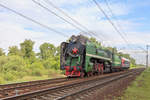 Die Dampflok P36-0120 mit einem Touristenzug nach Tula zwischen Bahnhöfe Moskau-Kurskaja und Ljublino  am 25. Mai 2019.