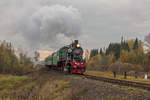 Die Dampflokomotive Su 250-74 fährt mit Nahverkehrszug Ostaschkow - Bologoje unweit von Bahnhof Ostaschkow am 6.
