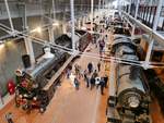 Blick von der Galerie über die Fahrzeughalle im Russischen Eisenbahnmuseum in St. Petersburg, 4.11.2017 

Vorne links die Güterzug-Dampflok ЭР 750-04.