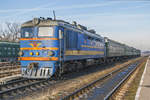 Die Diesellok TEP10-314 mit einem Nahverkehrszug auf dem Bahnhof Wolosataja, Gebiet Wladimir am 5. November 2005.