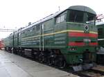 Eine Doppellok der Baureihe 2TE10M im Museum für Eisenbahntechnik Nowosibirsk am 23.8.2001.
Von dieser 6000PS starken Baureihe wurden von 1981 bis 1990 durch die Lokomotivfabrik Luhansk 3513 Exemplare hergestellt. Einsatzgebiet sind schwere Güterzüge auf nichtelektrifizierten Strecken.
