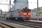 Doppellokomotive 2TЭ10M-3153 wartet im Bahnhof Ufa am 24.08.2016 auf seinen zusammengestellten Güterzug.