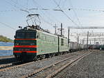 WL10-1673 (ВЛ10-1673) mit einem Güterzug bei der Einfahrt in den Bahnhof von Barabinsk  am 13.