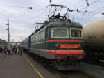ChS2 – 910 (ЧC2 – 910) mit “unsere Zug” D 10IJ Moskva Iaroslavskaja-Irkutsk Passajirskij auf Bahnhof Balezino (Бале́зино) am 9-9-2009.