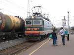 Whrend die lokale Verkufer mit ihren Handelsware die Bahnsteige verlassen wrde die ChS2 – 910 (ЧC2 – 910) fr “unsere Zug” D 10IJ Moskva Iaroslavskaja-Irkutsk