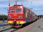 EP1 – 064 (ЗП1 – 064)  mit “unsere Zug” D 10IJ Moskva Iaroslavskaja-Irkutsk Passajirskij auf Bahnhof Krasnojarsk Pass