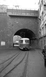 Moskau Tram__T3SU Nr.891 auf Linie 24 befährt einen kurzen Tunnel über eine Gleisverschlingung.__10_1977