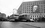 Moskau Tram__Unter den Augen Lenins begegen sich T2SU Nr.406 und 454 auf der Brücke über den Moskva-Kanal.__10_1977