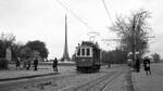 Moskau Tram__Begegnung verschiedener Epochen: ATw 3123 vor dem  Denkmal für die Eroberer des Weltraums  ( Sputnik-Denkmal ) von 1964.__10_1977