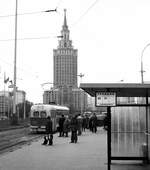 Moskau Tram__MTW-82A Nr. 1236 auf Linie 37 am 'Platz der 3 Bahnhöfe'. Hinten das Hotel 'Leningradskaja'__10_1977
