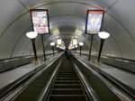 Blick entlang der fast endlosen Rolltreppe herab zur U-Bahn-Station Gor'kovskaya, in St. Petersburg, am 19.8.17 