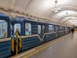 Am Bahnsteig der Station  Puschkinskaja  der Metro der Linie 1 in St.