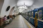 Eine U-Bahn in der Station  Ploschtschad Wosstanija  der Metro der Linie 1 in St.