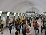 Viel Betrieb in der Bahnsteighalle der Station  Ploschtschad Alexandra Newskowo 1  der Metro der Linie 3 in St.