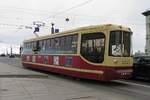 Straßenbahn-Wagen LM-68M2  Retro  Nr. 3601 auf der Rampe zur Troizki-Brücke über die Newa in St. Petersburg, 16.7.17 