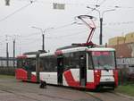 Straßenbahntriebwagen LWS-2005 Nr. 1117 in Kupchino, St. Petersburg, 12.11.2017 Das rote plus grüne Licht kennzeichnet die Linie 25.