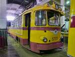 Ein rollendes Laboratorium (лаборатория) ist der Triebwagen #5733 im Museum für Elektrotransport in St.