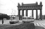 Leningrad Tram__Zwei LM-57 auf Linie 16 und 50 umfahren das 'Moskauer Triumphtor' in Leningrad von 1838. Die Ähnlichkeit mit dem bereits 1793 fertiggestellten Brandenburger Tor in Berlin ist frappierend.__10-1977