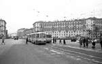 Leningrad Tram__Straßen-Szene in Leningrad mit LM-49-Zug, LM-57 und LM-68.__10-1977