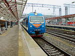 Die Elektrolokomotive EP1M-393  mit dem internationalen Personenzug an der Station Kasan in Tatarstan am 11.