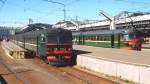 Vorortverkehr in Leningrad Moskauer Bahnhof (heute Sankt Petersburg Glawny) im Juni 1990: Links ER2 1036, daneben ER2 921