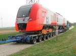 Breitspuriger Desiro fr Sotschi (Russland) auf Straenroller von FELBERMAYR machte am 5.4.2012 Grndonnerstag Zwischenhalt im Weinviertel.