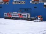 Vor dem Fhrschiff  PETERSBURG  stand dieser DESIRO-RUS-Mittelwagen,am 20.Januar 2013,auf einem Tieflader in Mukran.