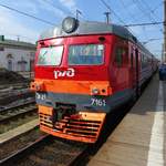 ЭР2T (ER2T) 7161 ist auf Gleis 3 angekommen im Bahnhof Царское Село (Zarskoje Selo), bei St. Petersburg, 19.8.17 

Die Zugfahrt zur nächsten Haltestelle ist zwar 7 Rubel teurer als die Busfahrt für 40 Rubel, aber dafür direkt ohne Zwischenhalt, und den Luxus gönne ich mir heute mal :-)