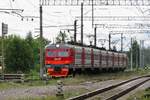 Einfahrt von ЭР2T (ER2T) 7161 auf Gleis 3 in den Bahnhof Царское Село (Zarskoje Selo), bei St. Petersburg, 27.8.17

Video hier (eine Woche früher aufgenommen): http://www.bahnvideos.eu/video/russland~triebzuege~106910562-er2-auch-1069105621050-106910562t/20851/einfahrt-von-106910562t-er2t-7161-auf.html