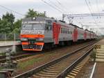 ЭT2MЛ (ET2ML) 077 vor der Abfahrt im Bahnhof Strelna, nahe St.